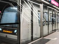 Metrotåg på perrongen Kongens Nytorv i Köpenhamn
